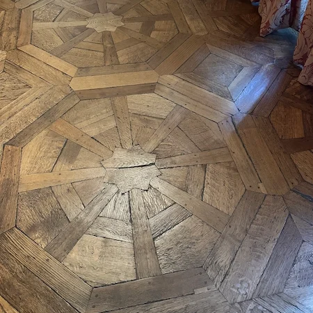 Parquet ancien à motifs d’octogones et de carrés en alternance Rémy Motte