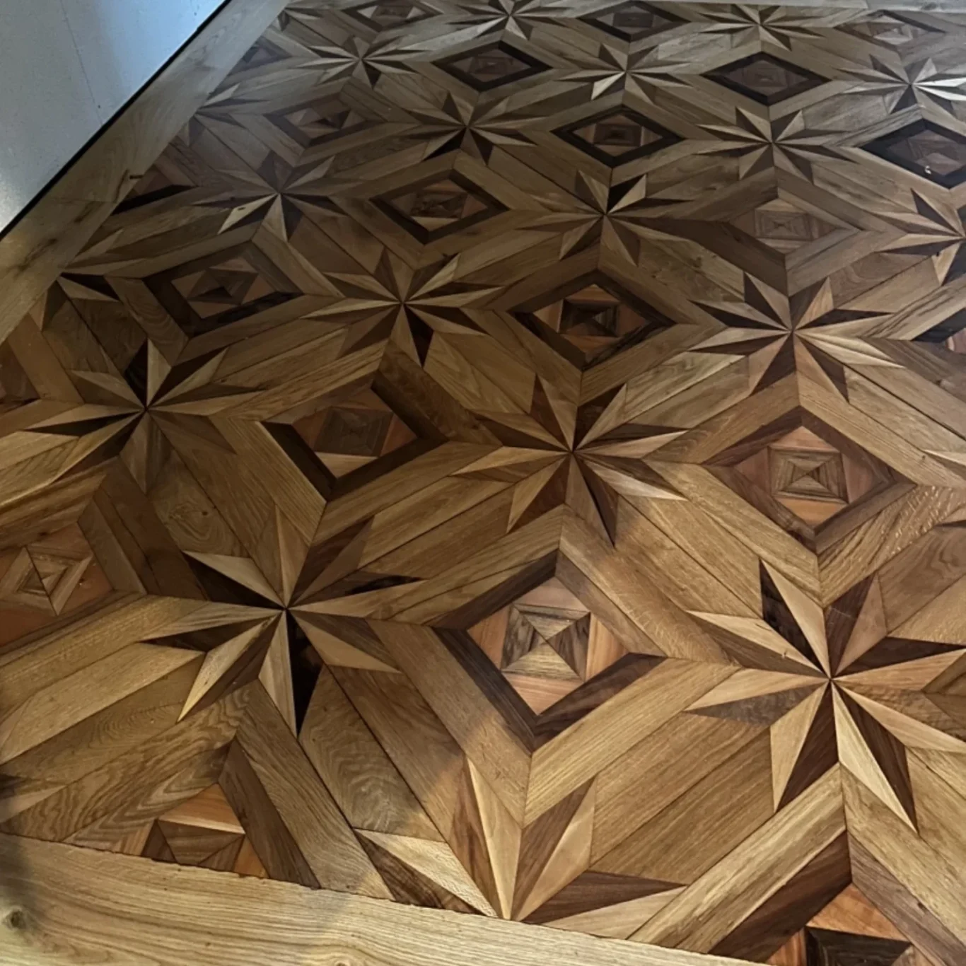 Parquet ancien à motifs géométriques Rémy Motte